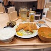 食堂ぶた - 紙カツ定食と角ハイボール(缶)