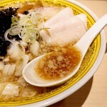 Ra Mena Ru Esukai - 背脂浮くスープ