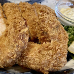 Tonkatsu Bashamichi Sakura - 牡蠣フライ単品3個アップで
                        とんかつの衣とまったく同じなので、区別がつきませんよね(^^;;