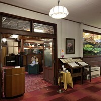 万平ホテル メインダイニングルーム - 入口から歴史感漂う雰囲気です。