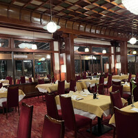 万平ホテル メインダイニングルーム - クラシックムードが更に高まるダイニングルーム