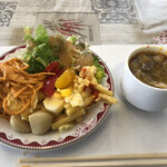 Shimofurigyu Suteki Sen - セットのサラダとスープ（ライスとデザートが付いて税込528円）