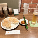 大連餃子基地 DALIAN - 大連焼餃子7個（726円税込）と生ビールグラス（ハッピーアワーで290円税抜）