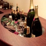 DINING 蔵RA - カウンター席フロアにディスプレイされたﾜｲﾝ