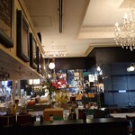 Brasserie BASEL - シャンデリアが似合う、オシャレな店内。ゆったり座れるテーブル席もたくさん。