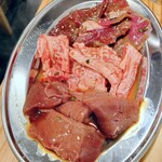 焼肉ホルモンしづる - カルビ　418円、レバー　418円、ハツ　418円