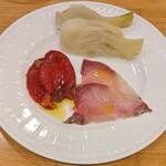 La Stalla - 北海道産ブリの3週間熟成　フランボワーズビネガーとアンチョビ風味のペペロナータ　塩ゆでフェンネル