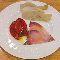 La Stalla - 北海道産ブリの3週間熟成　フランボワーズビネガーとアンチョビ風味のペペロナータ　塩ゆでフェンネル