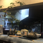 魚酔庭 - カウンターから厨房をのぞみます　内装もステキです