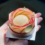 Angu Redhian Kyoto - ・タルトポム
                        734円
                        「タルトの土台にリンゴジャム、シナモン風味のクリームにフレッシュりんごを着飾って」