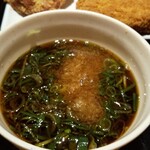 香の川製麺 - 釜揚げうどんのツユ ネギ 生姜 投入