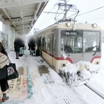 サン柳亭 - 富山地方鉄道新黒部駅ホーム　ここから乗る