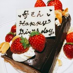 りすのケーキやさん - 母の希望のチョコ掛けロールケーキで、バースデーケーキを作って頂きました。