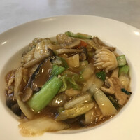 新橋亭 - 五目焼きそば１７６０円。海老、イカ、豚肉とたっぷり野菜の餡です。麺の焼き具合が私の好みにピッタリで、とても美味しかったです（╹◡╹）
