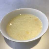 新橋亭 - 五目焼きそば１７６０円に付くスープ。焼きそばに付くのか、ランチタイムだから付くのかは不明です(^_^;)。丁寧な仕上がりで、とても美味しかったです（╹◡╹）