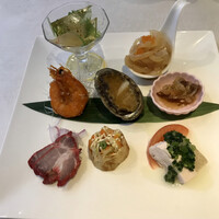 新橋亭 - 特別前菜八種盛り３０８０円。かなり値は張りますが、フカヒレや鮑がいただける豪華さで、個々の品も全体のバランスも、とても良かったです（╹◡╹）（╹◡╹）