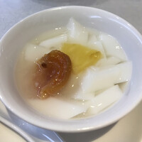 新橋亭 - 五目焼きそば１７６０円に付く杏仁豆腐。スープ同様、なぜ提供されたのかは不明です(^_^;)。特筆すべき点はありませんが、さっぱりと美味しくいただきました(^｡^)