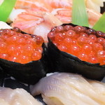 札幌市場めし　まるさん亭 - おかかせ寿司　１人前２１００円　２人前のいくら　【　２０１２年１２月　】