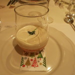 トラットリア・アルベロ - 1皿目の前菜　千葉県産　完熟トマトのゼリー　ヴィシソワーズのカクテル仕立て　フランス産最高グレードのキャビアとマイクロトマト添え