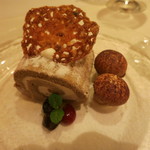 トラットリア・アルベロ - ドルチェ　コーヒーとマスカルポーネチーズのロールケーキ　ノエル仕立て