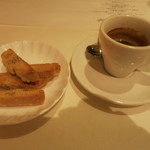 トラットリア・アルベロ - エスプレッソダブルと小菓子