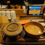 Shimpachi Shokudou - ご飯は蓋付きで提供されます。