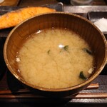 Shimpachi Shokudou - 大きな器で提供されるたっぷりのお味噌汁。