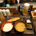 Shimpachi Shokudou - 厚切り銀鮭塩焼き定食、946円。+定食・セットと一緒限定生ビール150円(税別)。