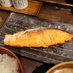 Shimpachi Shokudou - 皮はパリッと、身はホクホクの厚切り銀鮭塩焼き。