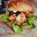 クレープアンドカフェ ヴァーチュ - 2022.1(違う日) パリチキねぎ旨味バーガー(単品￥530)。お肉が柔らかくて旨味がたっぷりで生地もパリパリ感あって美味しい！