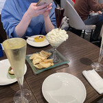 俺のフレンチ 博多 - トリュフ香るなめらかポテトサラダ　クーポン無料ドリンクなみ泡