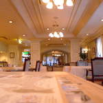 レストラン雪河亭 - 披露宴などが開けそうな、豪華な雰囲気の内装