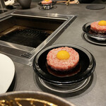 北海道焼肉 北うし - びえい和牛サーロインとろけるユッケ