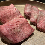 北海道焼肉 北うし - 知床和牛タン元厚切り、知床和牛サガリ厚切り