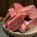 北海道焼肉 北うし - 提供されるお肉を見せてくれます