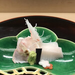 赤坂 菊乃井 - 昼懐石１３３１０円。九絵、まながつお。九絵は高温の油をかけて霜降にしてあり、まながつおは昆布締めです。