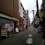 豚ブザ - 店前通り。