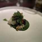 THE FUJIYA GOHONJIN - 鮮魚は鱸。春菊のソースは香り高く苦味のないイッピン。