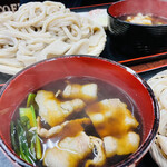 鈴や - 奥：肉もりうどん（合盛、冷麺）＋大盛り、手前：肉もりうどん（合盛、冷麺）普通盛り