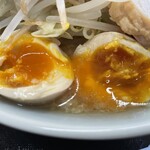 ラーメン もっけだの - ラーメン普通ニンニクヤサイマシマシ+味玉の味玉