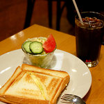 Cafe Maple - ホットサンド（350円）とアイスコーヒー（200円）