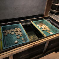 いせもん本店 - 店内には生簀があります