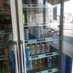 丸八酒店 - 冷蔵庫からお気に入りのお酒を選びます