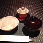 瀬里奈 - 魚沼産こしひかりご飯、お味噌汁ならびにトリュフとモッツァレラチーズの茶碗蒸しが入った器です。