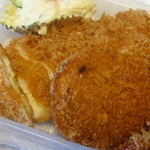 辻肉店 - 特製コロッケ(１００円)と下にチキンカツ