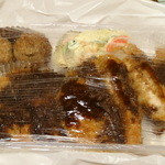 辻肉店 - 揚げ物にソースをかけてもらって