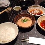 瀬里奈 - 魚沼産コシヒカリご飯、おろしにんにくをいれたしゃぶしゃぶのたれ３点です。