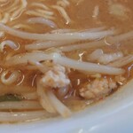 らーめん屋 幸来軒 - こっさり系味噌スープは挽き肉＆もやし入り