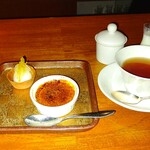 瀬里奈 - 食後のデザートのクレームブリュレと紅茶・その１です。クレームブリュレには、グレープフルーツの果実と皮（甘いもの）とシャーベットが入ったクッキーの器が添えられています。