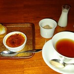 瀬里奈 - 食後のデザートのクレームブリュレと紅茶・その２です。